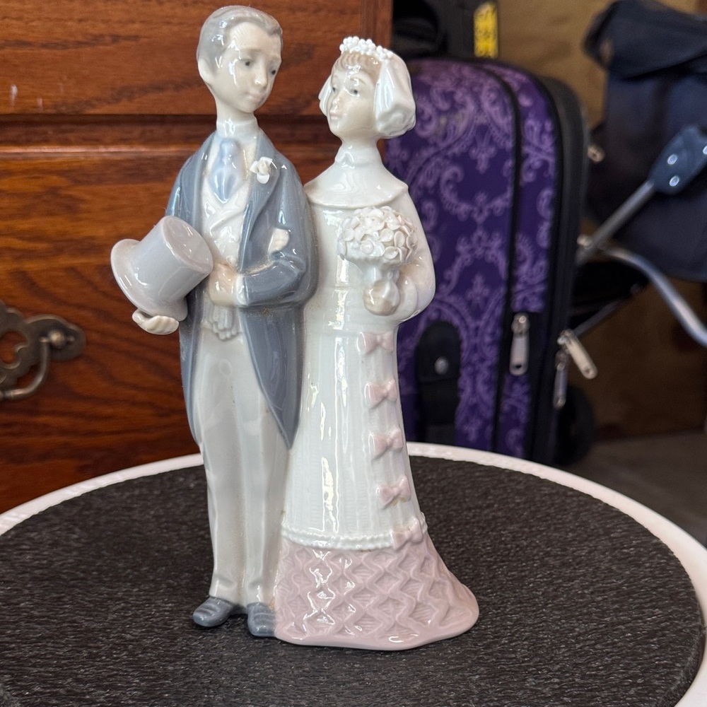 Charming Wedding Couple Cake Topper - Gray and Pink (Lladró)